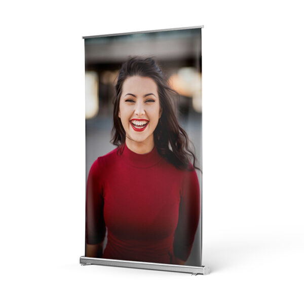 Banner de lona 80x100 disponível para impressão na gráfica rápida em Brasília: imagem de uma mulher sorrindo, vestida com um suéter vermelho.