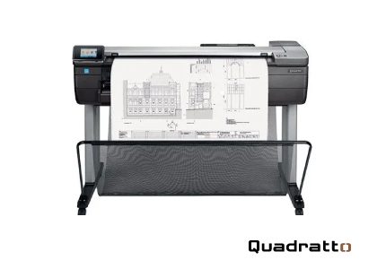 Plotter HP T830 em funcionamento, demonstrando alta qualidade de impressão em grandes formatos